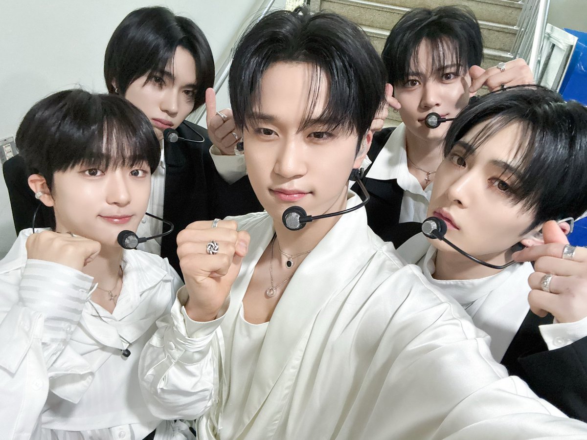 [📸] 250221 KBS2 <#뮤직뱅크>

오늘 러베이트 응원 소리 덕분에
루네이트는 615% 더 완벽해진 무대로 
완성할 수 있었습니다! ദ്ദി(˵ •̀ ᴗ - ˵ ) ✧

#루네이트 #LUN8
#나비 #Butterfly