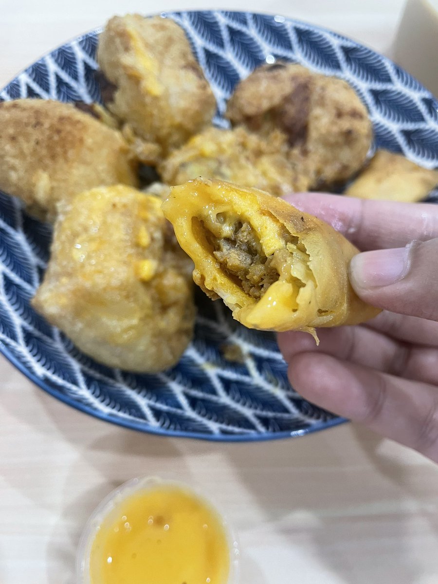 ainiwida96's tweet photo. Siapa yang dah rasa big mac , confirm nak repeat lagi😍🙈. Big mac inti flavour daging + cheese slice + cheese sauce ya . 1 pack rm10 (5pcs)😊☺️ https://t.co/5xBEIAhR6j