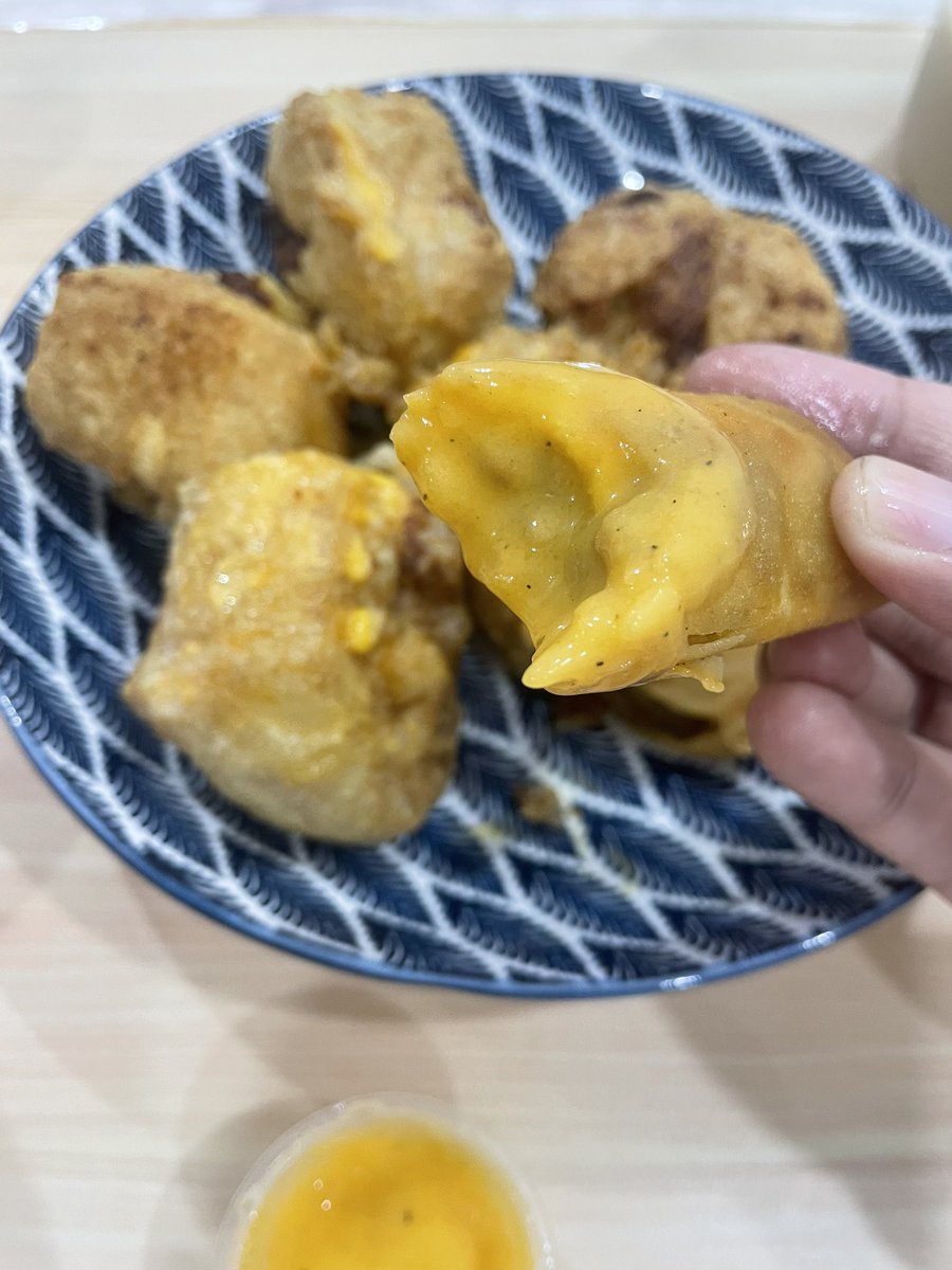 ainiwida96's tweet photo. Siapa yang dah rasa big mac , confirm nak repeat lagi😍🙈. Big mac inti flavour daging + cheese slice + cheese sauce ya . 1 pack rm10 (5pcs)😊☺️ https://t.co/5xBEIAhR6j