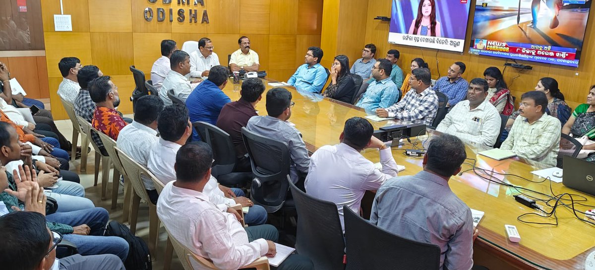 gopabandhuacad1's tweet photo. #OAS_PR_2020_24 Batch Probationers, undergoing training at Gopabandhu Academy of Administration, visited the Emergency Operation Cell on 20th February 2025.

#gaa #Odisha #OAS https://t.co/RfcYRAx1Gz