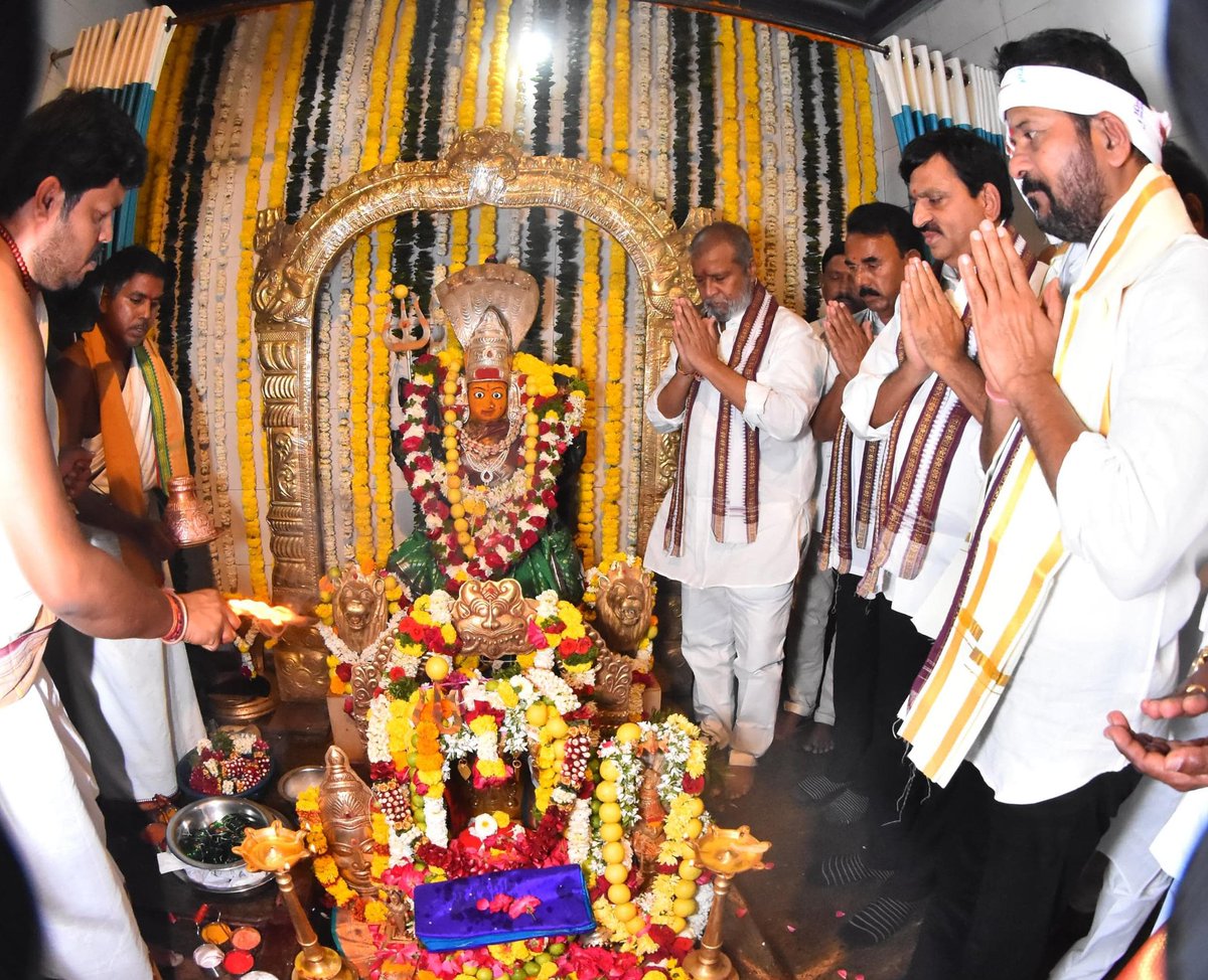 revanth_anumula's tweet photo. దుద్యాల్ మండలం పోలేపల్లి  గ్రామంలోని 
రేణుక ఎల్లమ్మ తల్లికి పట్టు వస్త్రాలు సమర్పించి, 
ప్రత్యేక పూజలు నిర్వహించడం జరిగింది.

#Kodangal https://t.co/KJUppoW6GO