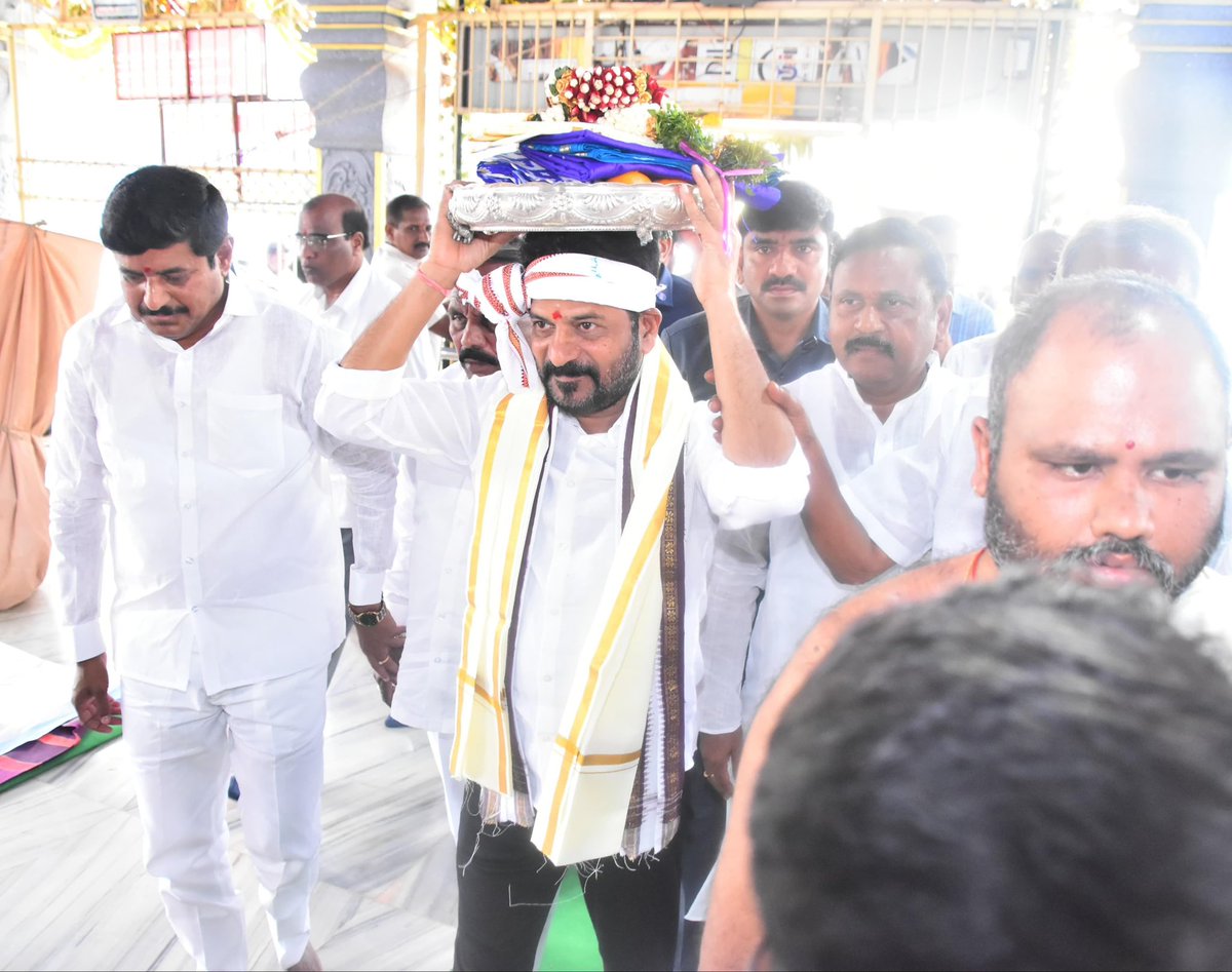 revanth_anumula's tweet photo. దుద్యాల్ మండలం పోలేపల్లి  గ్రామంలోని 
రేణుక ఎల్లమ్మ తల్లికి పట్టు వస్త్రాలు సమర్పించి, 
ప్రత్యేక పూజలు నిర్వహించడం జరిగింది.

#Kodangal https://t.co/KJUppoW6GO