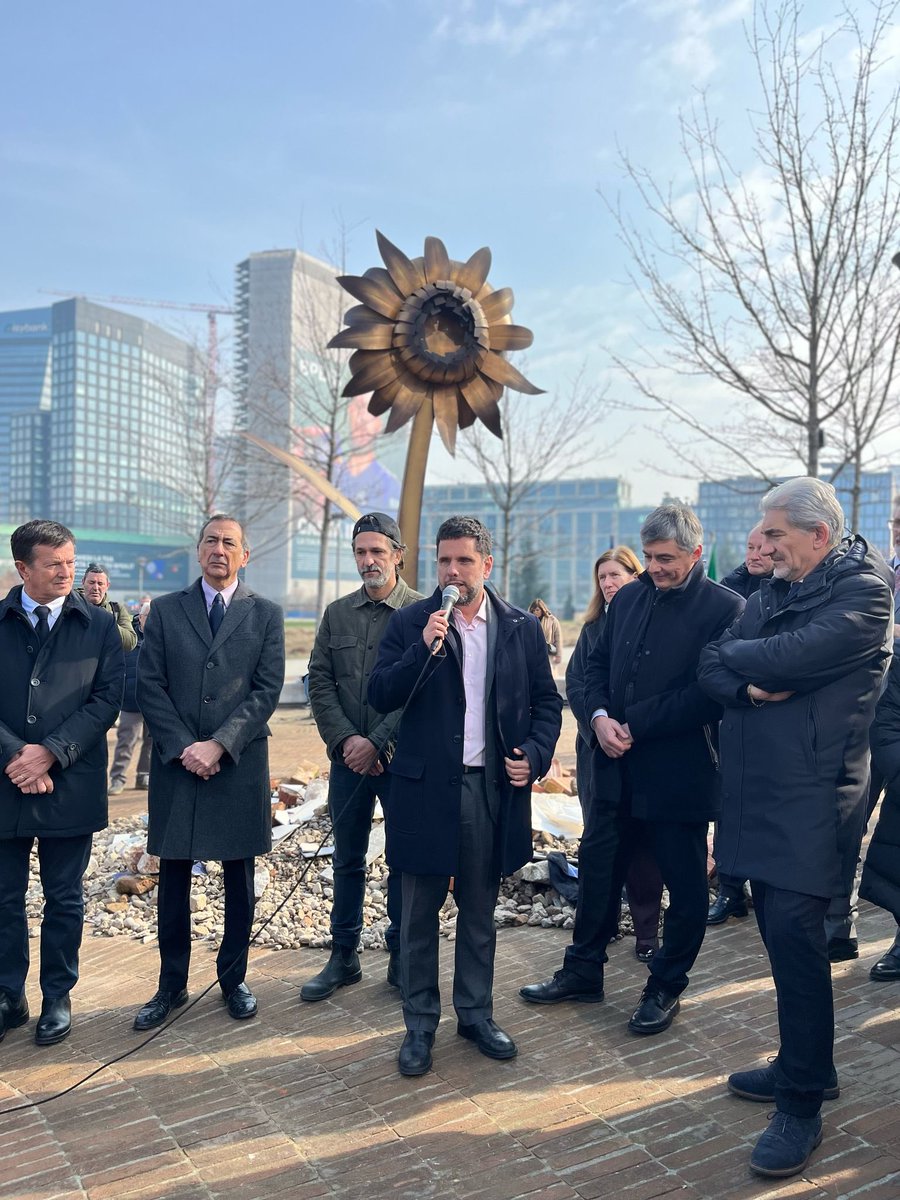 🌻 “(Un)forgotten Ukraine – A symbol of hope, a reminder of loss” 

Al parco BAM di Milano inaugurata l’installazione promossa da <a href="/Europarl_IT/">Parlamento europeo</a> e <a href="/europainitalia/">UE in Italia</a> con <a href="/FondazioneCESVI/">CESVI</a> <a href="/factanza/">factanza</a> e Mirror per ricordare i 3 anni di guerra in Ucraina.

Con l’eurodeputato <a href="/giorgio_gori/">Giorgio Gori</a>