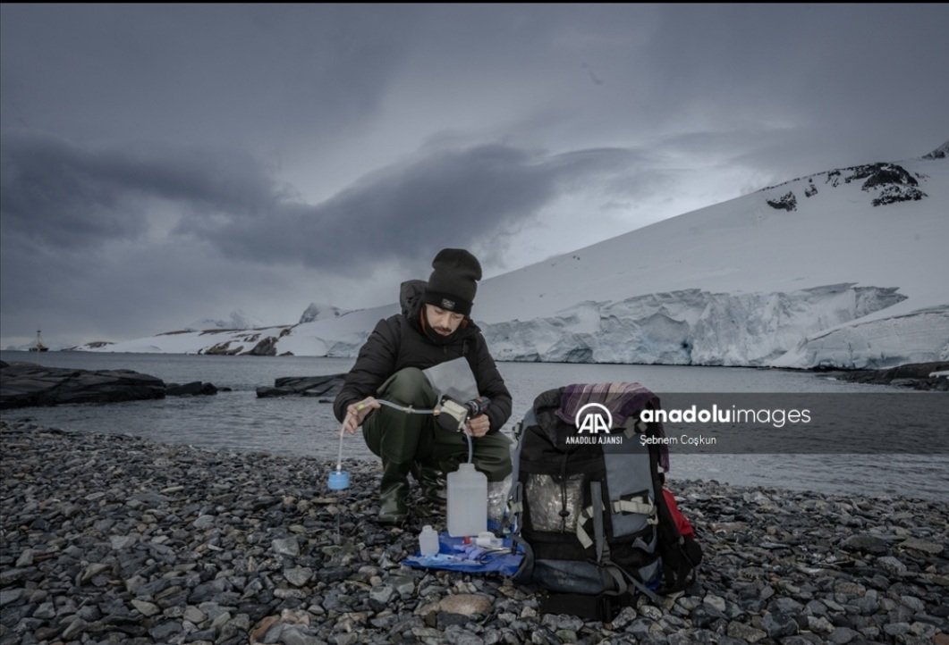 TÜBİTAK KUTUP 1001 Projesi kapsamında Horseshoe adası kıyı mikrobiyomunu e-DNA yöntemi ile belirliyoruz. Dr. Aydın Kaleli örneklemelerini başarıyla sürdürüyor. 
aa.com.tr/tr/antarktika-…
<a href="/iusubilimleri/">İÜ Su Bilimleri Fakültesi</a> <a href="/aquaticlimnist/">limnist</a>