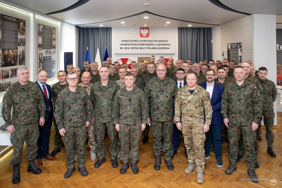 D2KP_DKL's tweet photo. W #2KorpusPolskiKraków odbyła się zmiana podporządkowania 5PDow pod D2KP-DKL. Akt podpisali gen. dyw. Jacek Ostrowski @DGeneralneRSZ i gen. broni dr @joks_adam. Obecni byli gen. dyw. Wojciech Marchwica oraz dowódcy jednostek. #GarnizonKraków
@MON_GOV_PL @SztabGenWP @DowOperSZ https://t.co/NUN58iwwpz