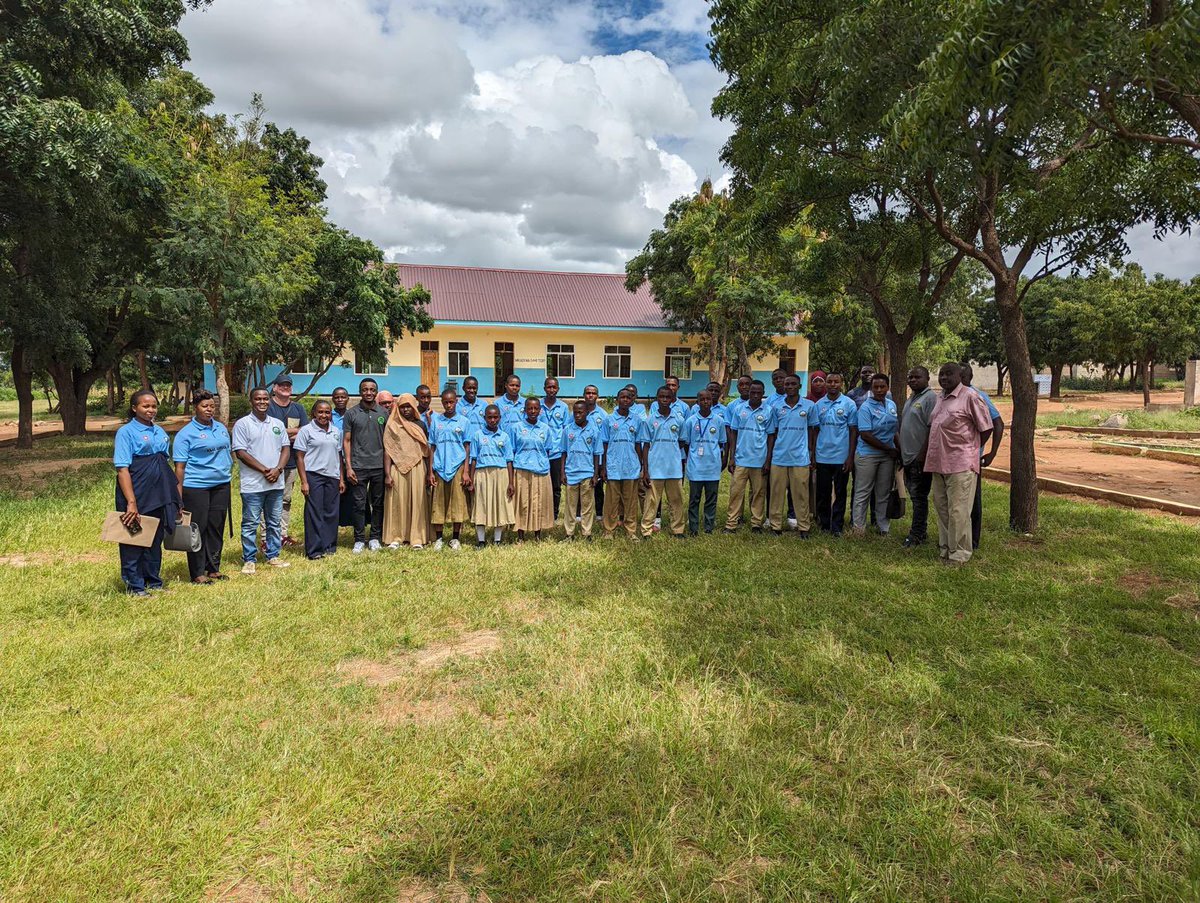 In a rural area in Bahi district, young changemakers are leading the fight against #AMR! Through Roll Back AMR School Clubs, students are becoming agents of change, educating their peers and communities on the responsible use of antibiotics.  

We celebrate these incredible