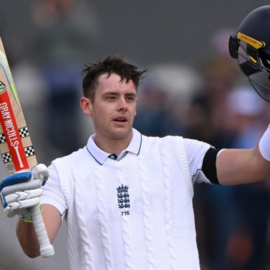 Duke and Kookaburra tweet media