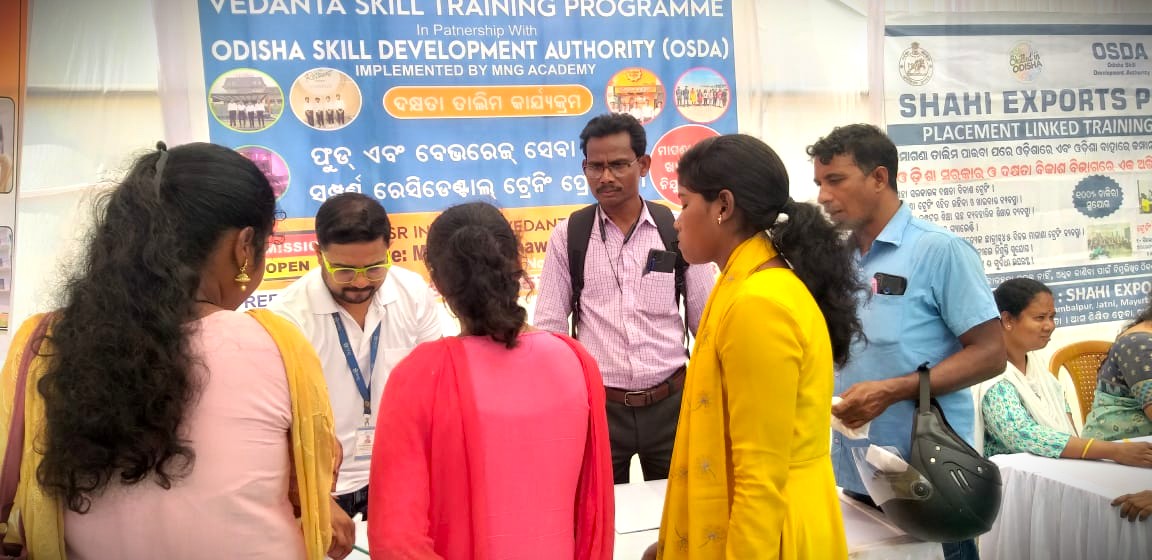 MSMO40845837's tweet photo. We are very happy to share that the efforts of @KalahandiNvs, have been recognized by the @DmKalahandi 🙏 for contributing to the success of Nijukti Mela programme. ✌️
This milestone wouldn't have been possible without the support of the community. 

#YE25 #SangathanLeading https://t.co/kCldiBfTL8