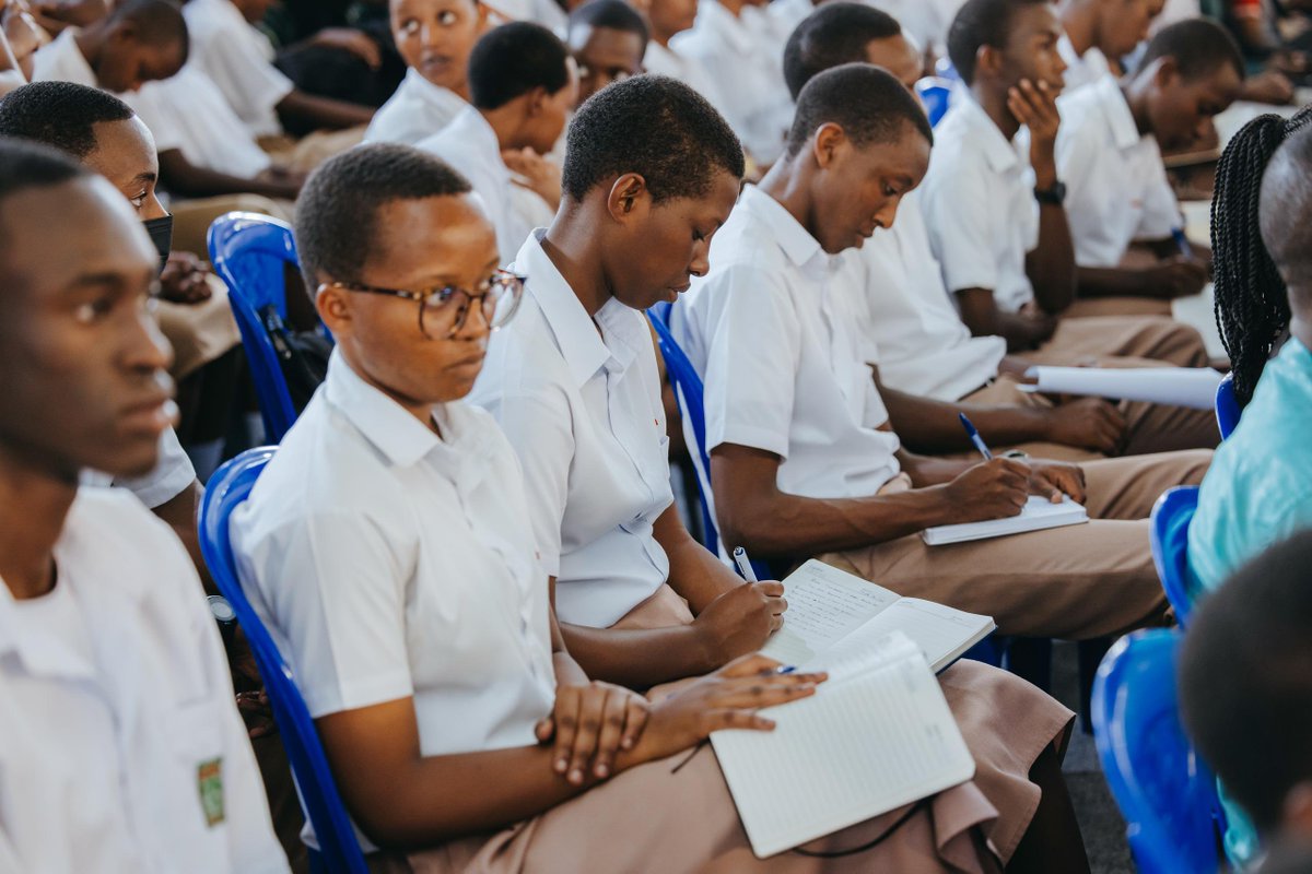 Ministry of Youth and Arts | Rwanda (@rwandayoutharts) on Twitter photo Minisitiri <a href="/jnabdallah/">UTUMATWISHIMA</a> yashimiye abanditsi
<a href="/GaelFaye/">Gaël Faye</a> na <a href="/Mukasonga/">Scholastique Mukasonga</a> bahaye amashuri n’amasomero rusange ibitabo byabo. Yashishikarije kandi n’urubyiruko gukunda gusoma no kwandika, by’umwihariko bakabikora mu rurimi kavukire rw’Ikinyarwanda. #TunozeIkinyarwanda Minisitiri <a href="/jnabdallah/">UTUMATWISHIMA</a> yashimiye abanditsi
<a href="/GaelFaye/">Gaël Faye</a> na <a href="/Mukasonga/">Scholastique Mukasonga</a> bahaye amashuri n’amasomero rusange ibitabo byabo. Yashishikarije kandi n’urubyiruko gukunda gusoma no kwandika, by’umwihariko bakabikora mu rurimi kavukire rw’Ikinyarwanda. #TunozeIkinyarwanda