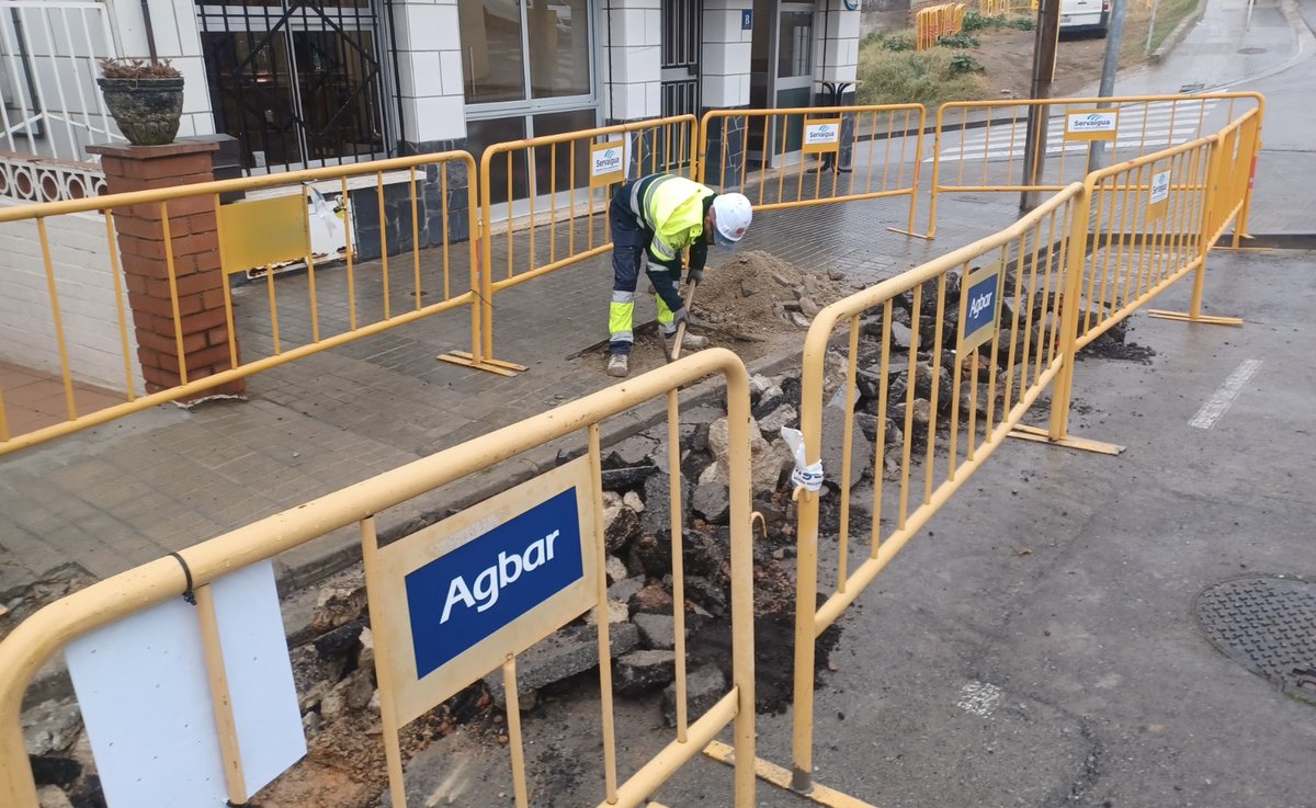 💧 Iniciats els treballs de renovació de la xarxa al carrer de Corunya de #SantVicençdelsHorts, com a part del projecte de millora de la xarxa d'abastament d'aigua potable del municipi.

⚙️ Incorporarem una nova canonada de fosa dúctil en el tram comprès entre els carrers
