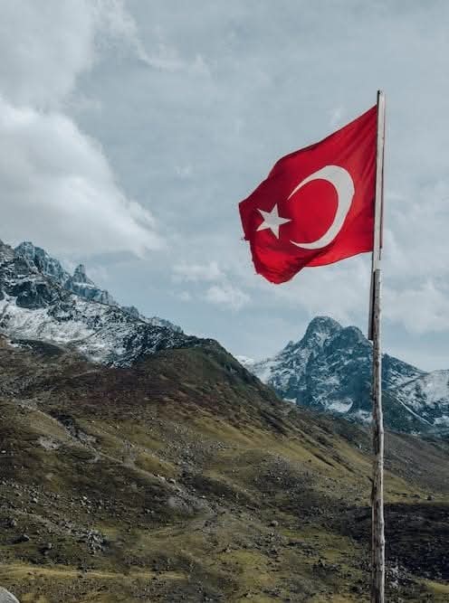 Çatma kurban olayım!
Çehreni eeey nazlı hilal!
Kahraman ırkıma bir gül!
Ne bu şiddet, bu celal?