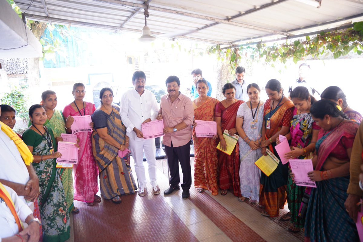 kanduladurgesh's tweet photo. ఉభయ గోదావరి జిల్లాల పట్టభద్రుల ఎమ్మెల్సీ ఎన్నికల కూటమి అభ్యర్థి శ్రీ పేరాబత్తుల రాజశేఖరం గారికి మద్దతుగా నిడదవోలు నియోజకవర్గంలో ఎన్నికల ప్రచారం నిర్వహించడం జరిగింది.
@PawanKalyan @JanaSenaParty @ncbn @narendramodi
#APMLC
#MLCElections2025
#APTourism
#TourismMinisterDurgesh
#AndhraPradesh