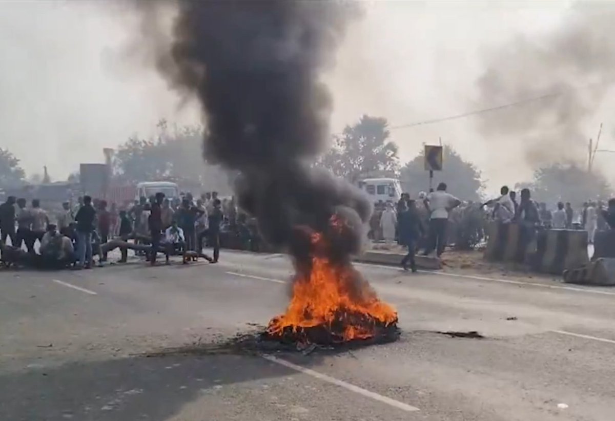 BenefitNews24's tweet image. Outrage in Bihar’s Rohtas after Class X student Amit Kumar was shot dead over an exam dispute. Villagers block NH in protest, demanding justice. 

Read More: benefitnews.in/crime/bihar-te…

@officecmbihar @bihar_police 

#JusticeForAmitKumar #Bihar #StudentSafety