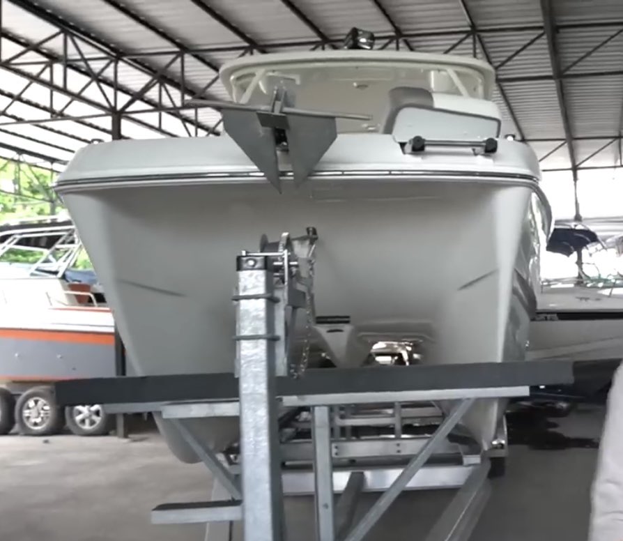 Pizzahub13's tweet image. หลักฐานใหม่ Ep4
ถูกผูกเชือกรอบใต้แขนจนแน่นตั้งแต่อยู่บนบกจัดให้ปมอยู่ตรงอก แล้วเอาตรงที่ถักห่วงผูกรอบคออีกที(ขอโทษนะลูก)โดยให้ปมดันอยู่ใต้คาง เพื่อไม่ให้หัวมุดน้ำเวลาลาก แล้วผูกเชือกดึงขึ้นไว้กับหัวเรือ
หน้าอกลำคอจมูก เลยมีรอยถูกับเชือก #แตงโมต้องได้รับความยุติธรรม #รื้อคดีแตงโม