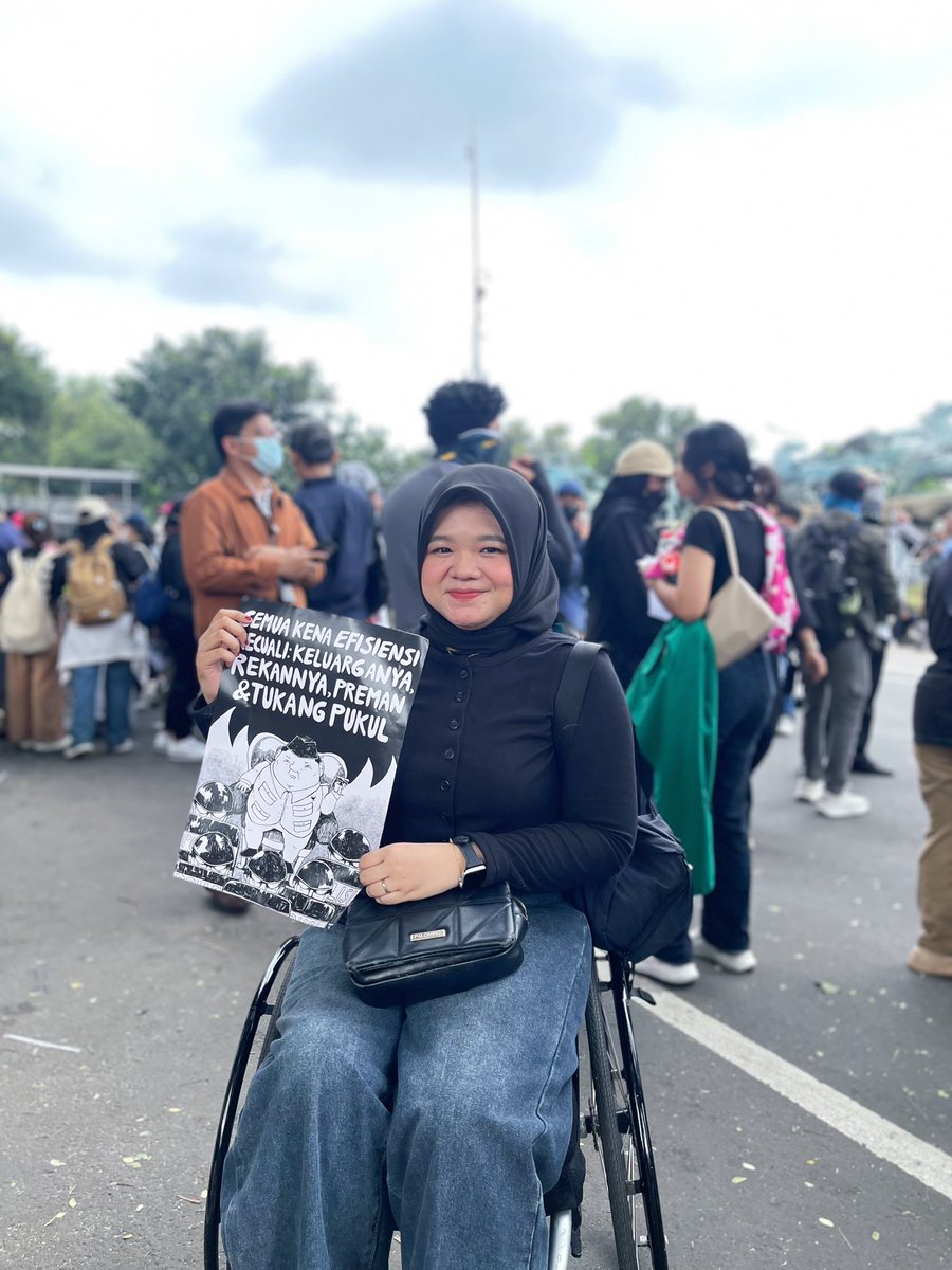pertama kali ikut aksi sejak kecelakaan. udah gerah banget (kipasin dong) sama keadaan Indonesia sekarang. btw seneng banget karena banyak teman-teman yang bantu!💛

#IndonesiaGelap #puhpuhlumpuh 
<a href="/barengwarga/">Bareng Warga - #BebaskanKawanKami</a> <a href="/BudiBukanIntel/">Yerusolo Mania【DavidBeatt】🐿🦉🎨🔮🧟‍♀️☔🦚🍂🔨📜</a>