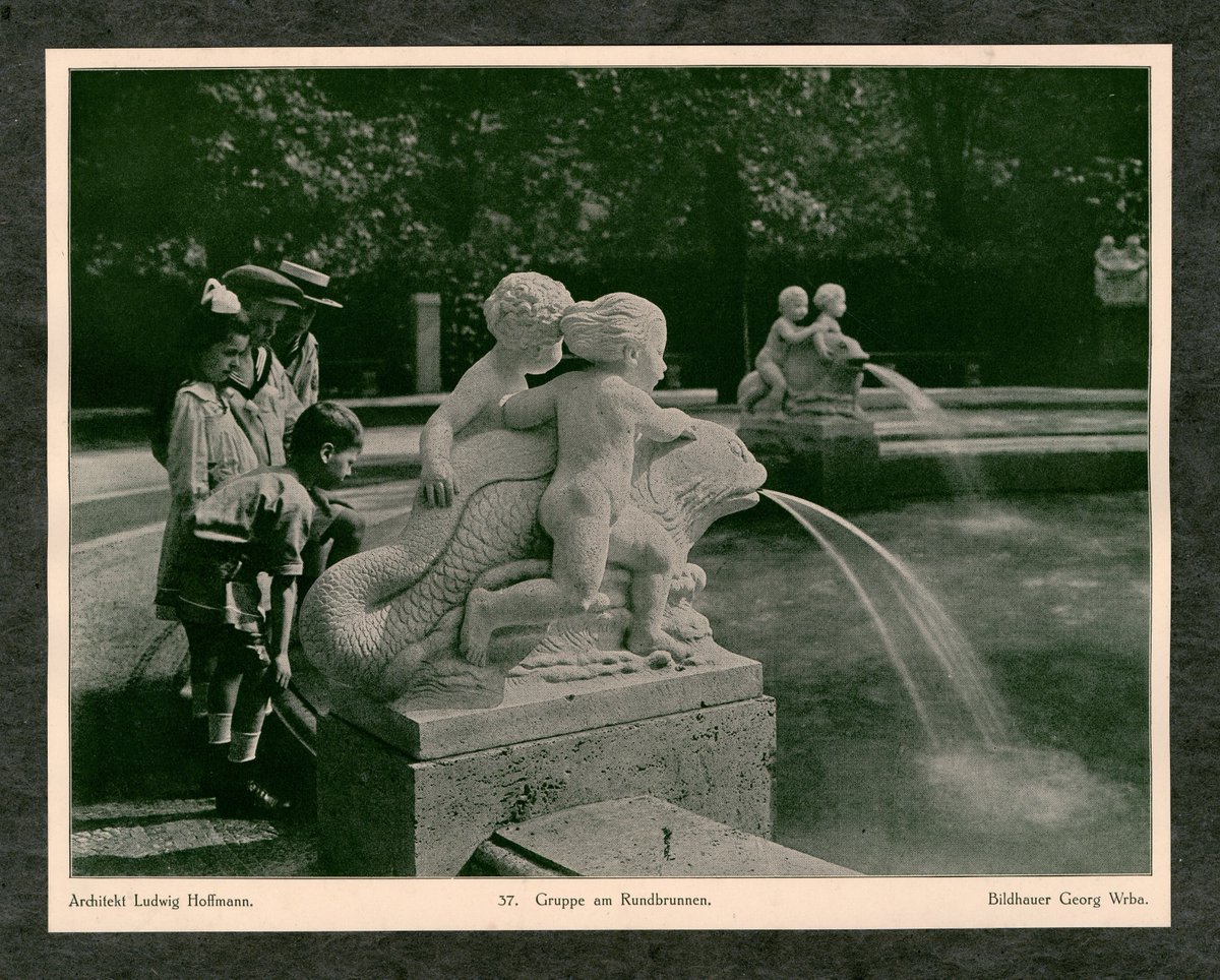 Leibniz-Institut für Raumbezogene Sozialforschung (@irserkner) on Twitter photo 📍Neues #Fundstück aus dem #Archiv: Beim Sortieren von Buchbeständen tauchte diese Bildermappe zum #Märchenbrunnen (1914) auf. Sie gehörte einst zur wiss. Bibliothek des ISA und ist heute Teil der Handbibliothek der Sammlungen.🖇️stadt-raum-geschichte.de/archiv/fundstu… 📍Neues #Fundstück aus dem #Archiv: Beim Sortieren von Buchbeständen tauchte diese Bildermappe zum #Märchenbrunnen (1914) auf. Sie gehörte einst zur wiss. Bibliothek des ISA und ist heute Teil der Handbibliothek der Sammlungen.🖇️stadt-raum-geschichte.de/archiv/fundstu…
