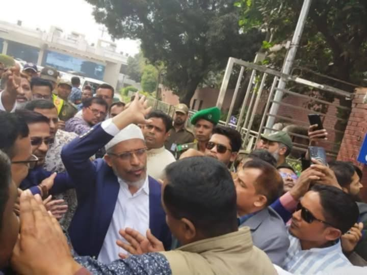 দেশে ফিরলেন লুৎফুজ্জামান বাবর