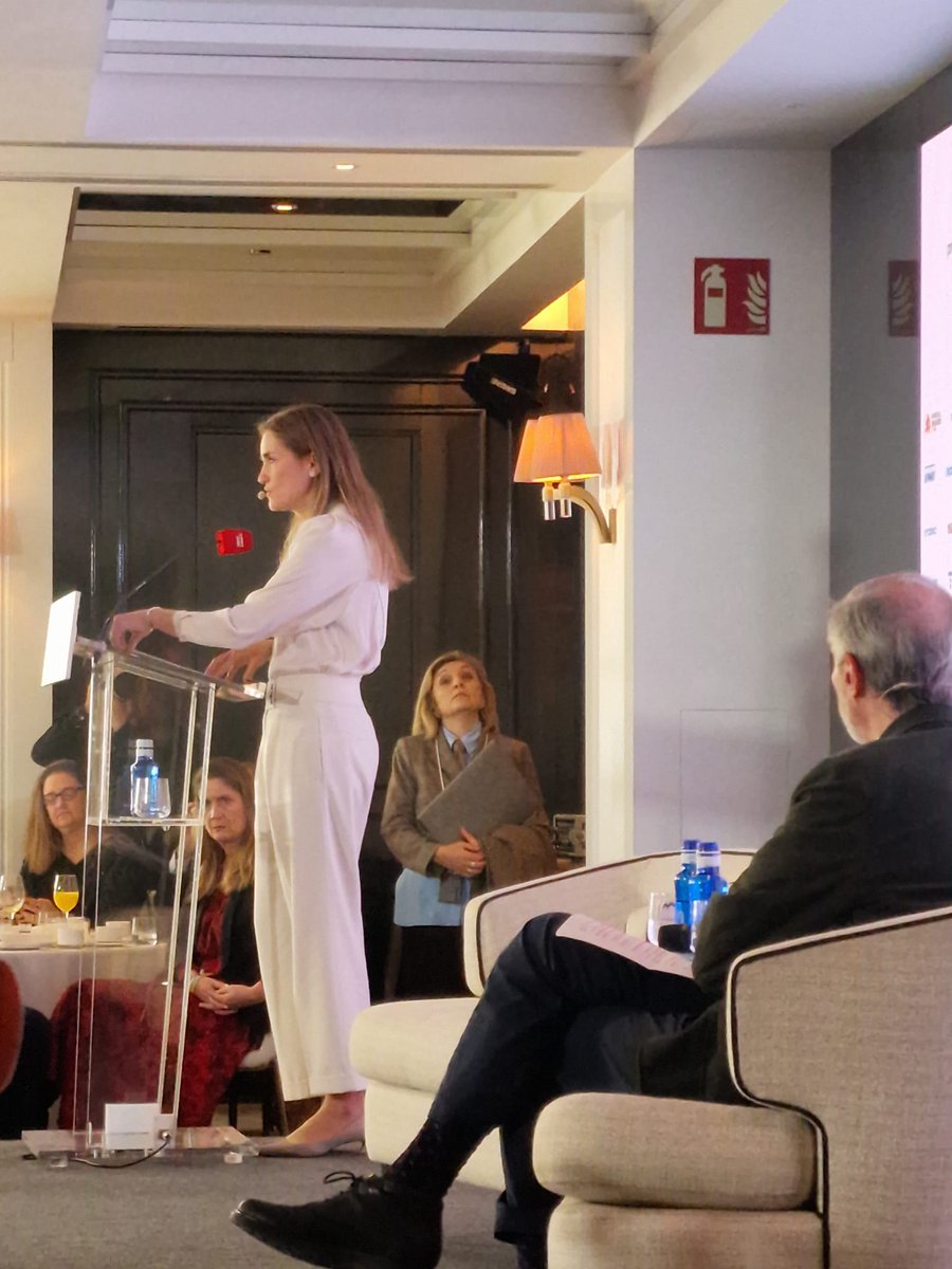 _ASEME's tweet photo. 📢 Hoy, @franjavierlopez, vicepresidente @_ASEME, ha estado en el desayuno informativo de @europapress, donde la vicepresidenta tercera y ministra para la Transición Ecológica y el Reto Demográfico, Sara Aagesen, ha abordado temas claves para el sistema eléctrico. https://t.co/ehRI8UXXGB
