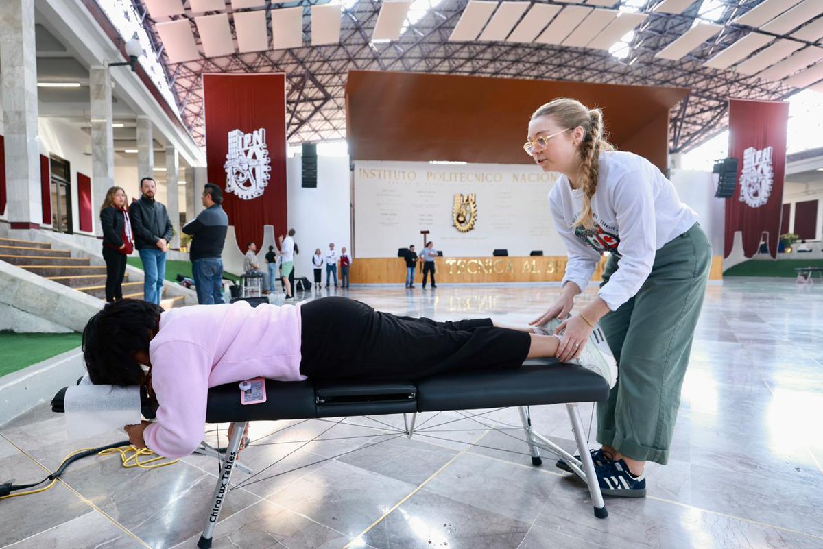 Para corregir algunos problemas de postura y aliviar las dolencias de la columna, hoy fue inaugurada y abierta para todo público la Clínica de Quiropráctica, en el Cuadrilátero de Santo Tomás. Aquí, 10 profesionales encabezados por el doctor Kevin J. Jackson aplican la novedosa