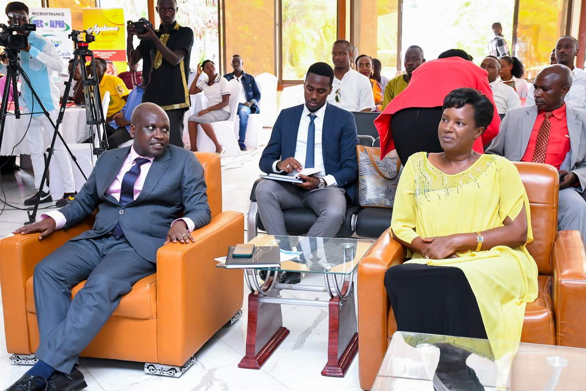 WorldFutureAct2's tweet photo. Le Délégué du Maire,Jean Pacifique MUHORANE, a également pris la parole, affirmant le soutien de la mairie pour les projets favorisant l’entrepreneuriat et la création de nouveaux emplois, en particulier pour les jeunes et les femmes. #Innovation @MairieBuja https://t.co/mAT8M1Fd8N