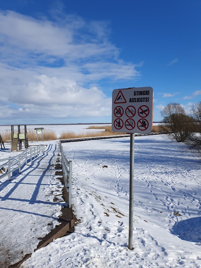 Interesanti aizliegumi, tikai nesaprotu - kāpēc! Nu labi, smēķēt nedrīkst, jo ugunsdrošība un bērni, dzert alkoholu dēļ bērniem, bet ar skrituļdēli gribētu redzēt, kā tur nobraukt, jo starp tiem dēļiem ir atstarpes.