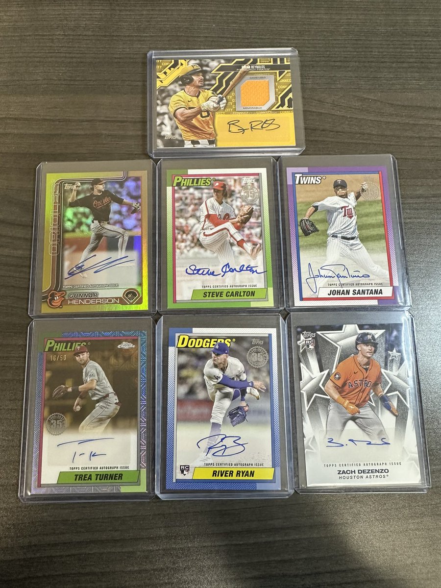 AlchemistCardz's tweet image. Just ripped a case of 2025 Topps Series 1 hobby boxes. Here’s the autos