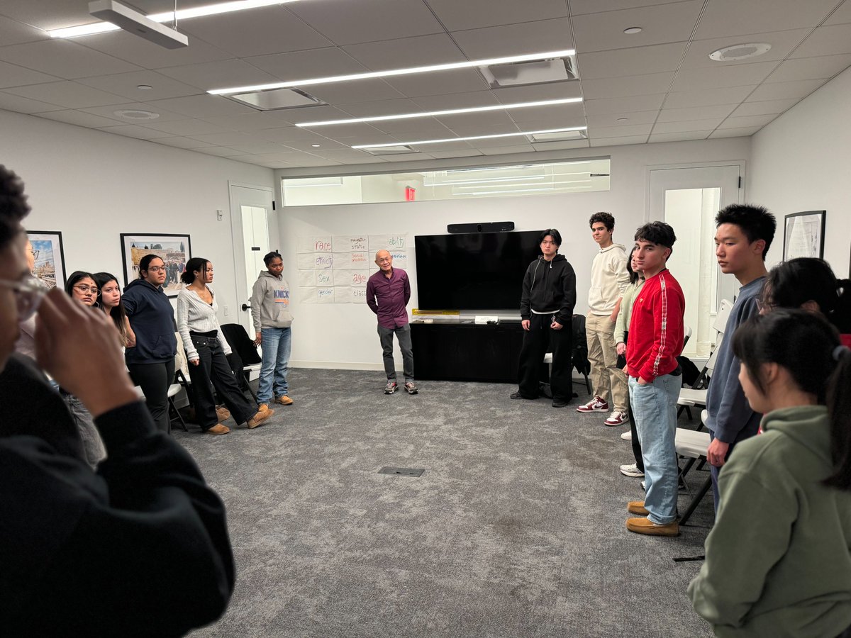 YouthBridgeNY's tweet image. Happy #FeelGoodFridays! Last night, Don Kao joined us again to lead a skillbuilding workshop on The Dot Exercise. Our teens got to learn more about one another as they explored power and privilege within their intersecting identities - all contributing to a valuable experience.