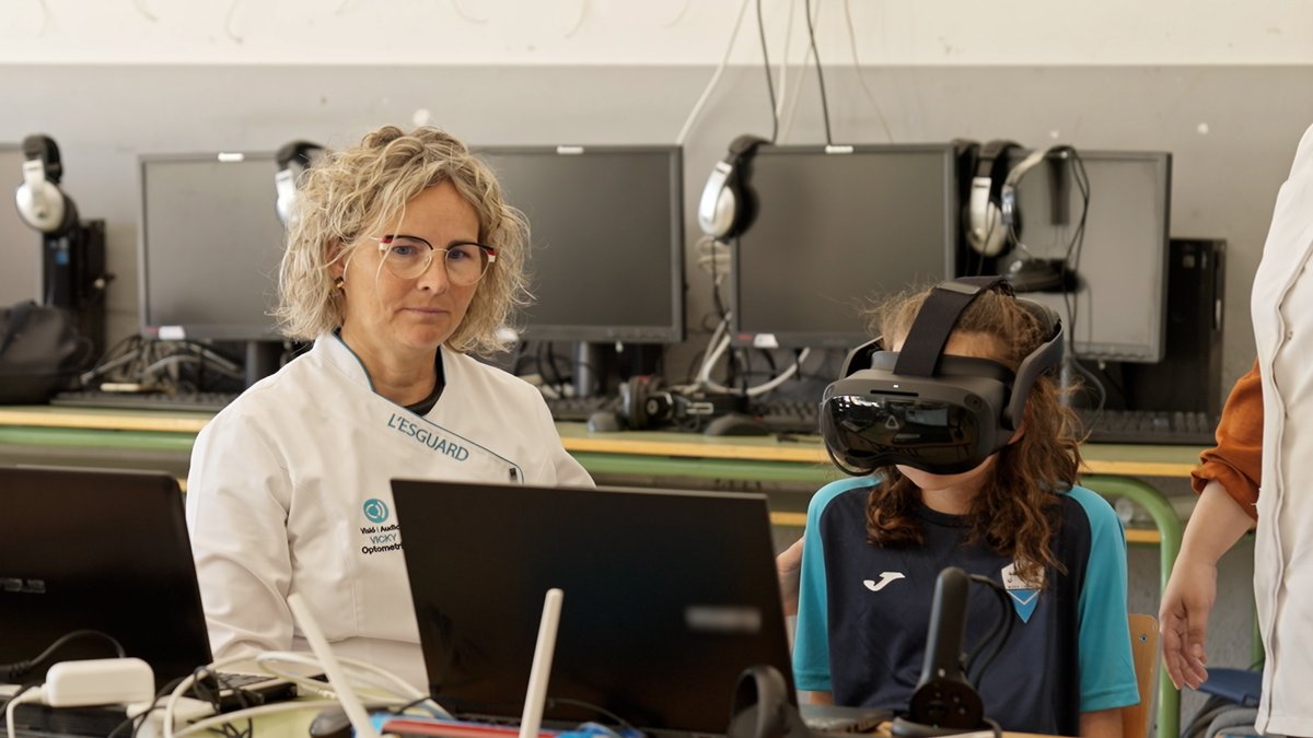 RTVECatalunya's tweet image. 👀Avui, a #EnRouter, l&apos;optometrista Vicky Fernández explica com s&apos;utilitza la #RealitatVirtual per corregir anomalies visuals

🤔 Quina creus que és l&apos;edat més recomanable per fer-ne ús?

⏰ A les 10:30h amb Thais Villas a @La1_tve i RTVE Play Catalunya
🔗rtve.es/v/16296604