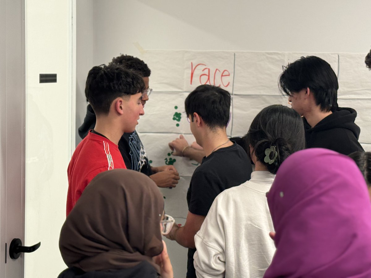 YouthBridgeNY's tweet image. Happy #FeelGoodFridays! Last night, Don Kao joined us again to lead a skillbuilding workshop on The Dot Exercise. Our teens got to learn more about one another as they explored power and privilege within their intersecting identities - all contributing to a valuable experience.