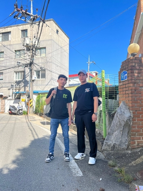 tang__kira's tweet photo. Husen datang ke Korea pada tahun 2018 untuk mencari nafkah, dia dianggap sebagai pekerja yang tekun dan kembali datang ke Korea pada bulan September 2024 silam.

Sepupunya bilang:
“Husen adalah anak yang gak nyeritain kesulitannya karena ia takut orang lain akan khawatir. Bahkan kalau adik-adiknya mau dia ngasih sepatu, topi, dan pakaian bagus. Adik bungsunya, yang masih 6 tahun, belum tau kalau Husen udah meninggal, tapi dia bakal tahu besok (tanggal 21),”