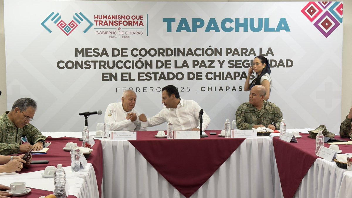 ramirezlalo_'s tweet photo. Desde Tapachula, llevamos a cabo la Mesa de Coordinación para la Construcción de la Paz y Seguridad en el Estado de Chiapas. Junto con el comisionado del Instituto Nacional de Migración, Francisco Garduño Yáñez; el comandante de la X Región Naval, el Vicealmirante C.G. D.E.M. Carlos Jiménez Leal; el director general de Oficinas de Representación del Instituto Nacional de Migración, Héctor L. Martínez Castuera, sostuvimos un diálogo en materia de migración. Acordamos diferentes acciones para impulsar el apoyo humanitario a personas en situación de movilidad. También informamos sobre las actividades del programa "México te Abraza", donde ayer recibimos a hombres, mujeres y niños repatriados, brindándoles atención integral inmediata. Además, con el programa "Chiapas te Abraza", garantizaremos una atención digna y respetuosa a nuestros paisanos, priorizando su bienestar y derechos humanos.