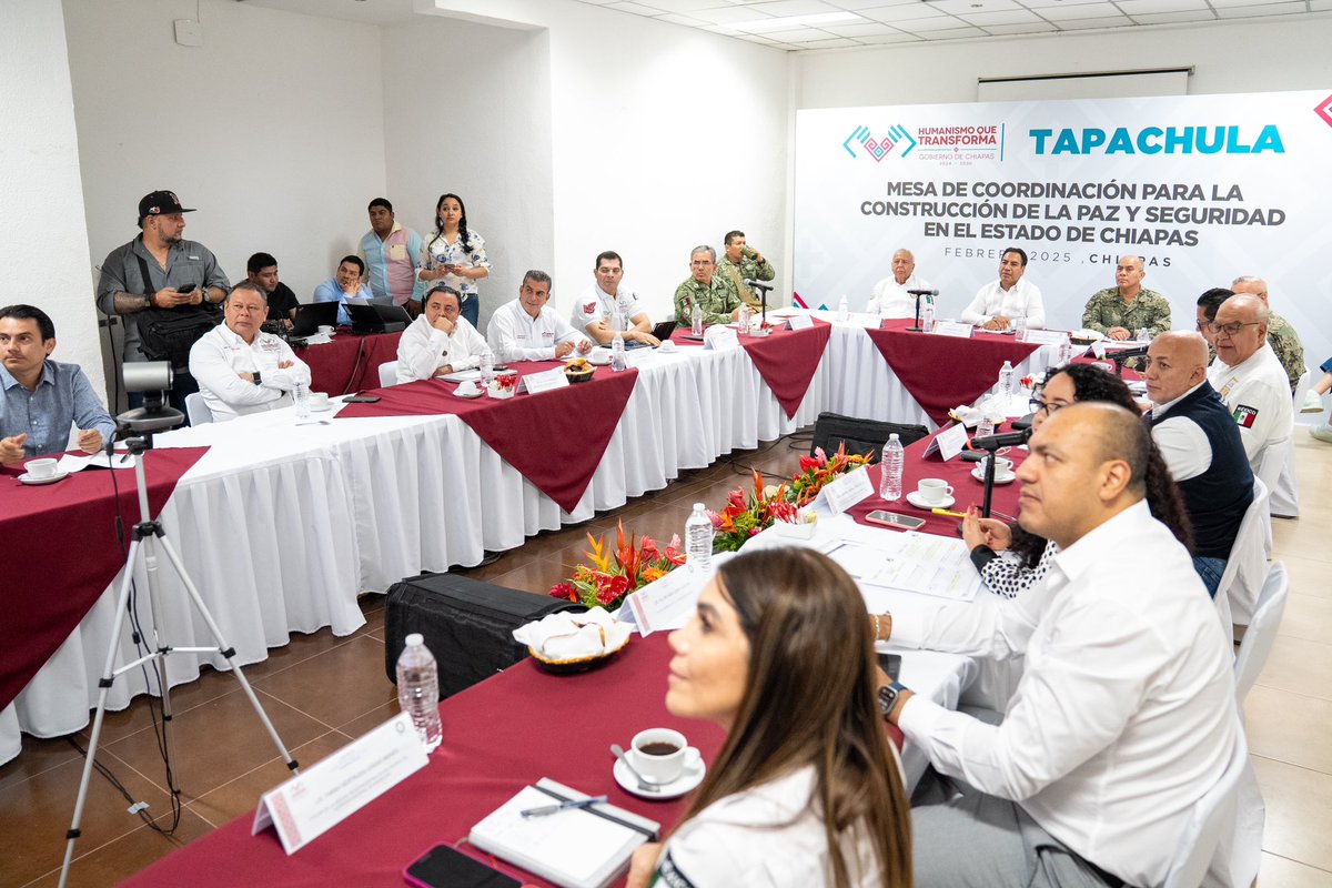ramirezlalo_'s tweet photo. Desde Tapachula, llevamos a cabo la Mesa de Coordinación para la Construcción de la Paz y Seguridad en el Estado de Chiapas. Junto con el comisionado del Instituto Nacional de Migración, Francisco Garduño Yáñez; el comandante de la X Región Naval, el Vicealmirante C.G. D.E.M. Carlos Jiménez Leal; el director general de Oficinas de Representación del Instituto Nacional de Migración, Héctor L. Martínez Castuera, sostuvimos un diálogo en materia de migración. Acordamos diferentes acciones para impulsar el apoyo humanitario a personas en situación de movilidad. También informamos sobre las actividades del programa "México te Abraza", donde ayer recibimos a hombres, mujeres y niños repatriados, brindándoles atención integral inmediata. Además, con el programa "Chiapas te Abraza", garantizaremos una atención digna y respetuosa a nuestros paisanos, priorizando su bienestar y derechos humanos.