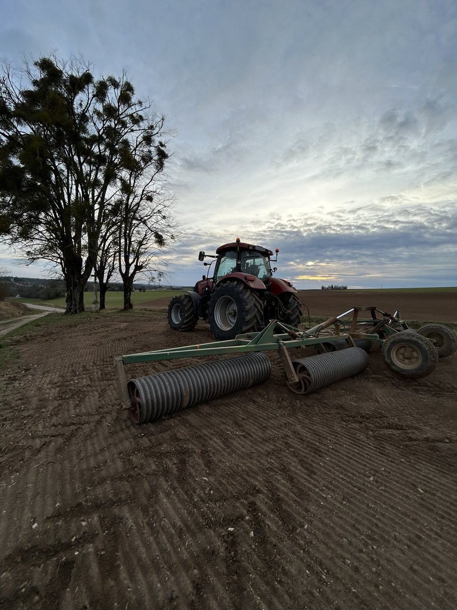 OlivierCOSTE2's tweet image. Pendant les #Semis2025,je termine ce soir de rouler @BONNIN1402 des #Orges et les 5% du #PlanProtéines en 🫛de printemps.
Je vais pouvoir me rendre tranquillement,la semaine prochaine @gautierromain,dans les allées du salon de l’#Agriculture.
#VisMaVieDeArc #FrAgTw #SIA2025
