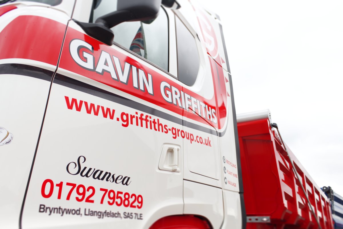 ColsonTrailers's tweet photo. 🔥 Customer Highlight 🔥

Best way to end a Friday? Sending off a trailer! 🚛💨

@group_griffiths collected one of our 45yd³ 'Rockard' tippers - built for rock armour with Hardox steel, Auto Tailgate, SAF Axles, Hyva Ram &amp; VWS Weigher...

Browse Online
🔗 https://t.co/eotj035xdJ https://t.co/5losPx39vQ