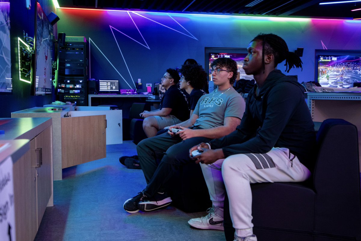 Over 130 Frisco ISD gamers recently competed in the 2025 Esports Tournament and Symposium at the Career and Technical Education Center! 🎮

Read more: ow.ly/yuWT50V3yWw