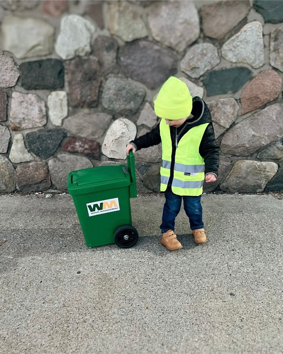 WasteManagement's tweet photo. Our little #FansOfTheWeek make the biggest impact on our day! Share your photos with #WMFanPhoto. https://t.co/v6QhwCc93B