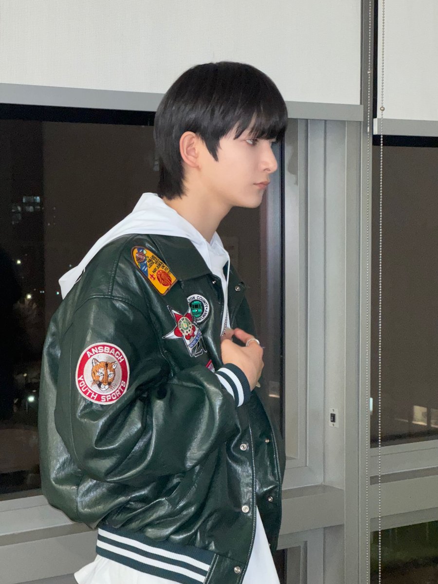 official_arrc's tweet photo. [#자반리]
오늘은 어떤 틀을 깨 볼까

#ARrC #아크
#JIBEEN #지빈 https://t.co/xAri7F7bGY