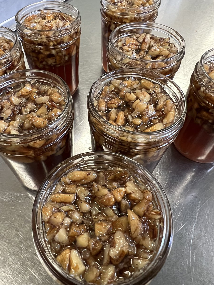Have I told you about the Pecan Praline Syrup? Pour it on everything. From breakfast, to desserts, to ice cream. You are welcome. 

🧇🥞🍨 Southern Illinois pecans, great ingredients (no corn syrup), and 🤎.