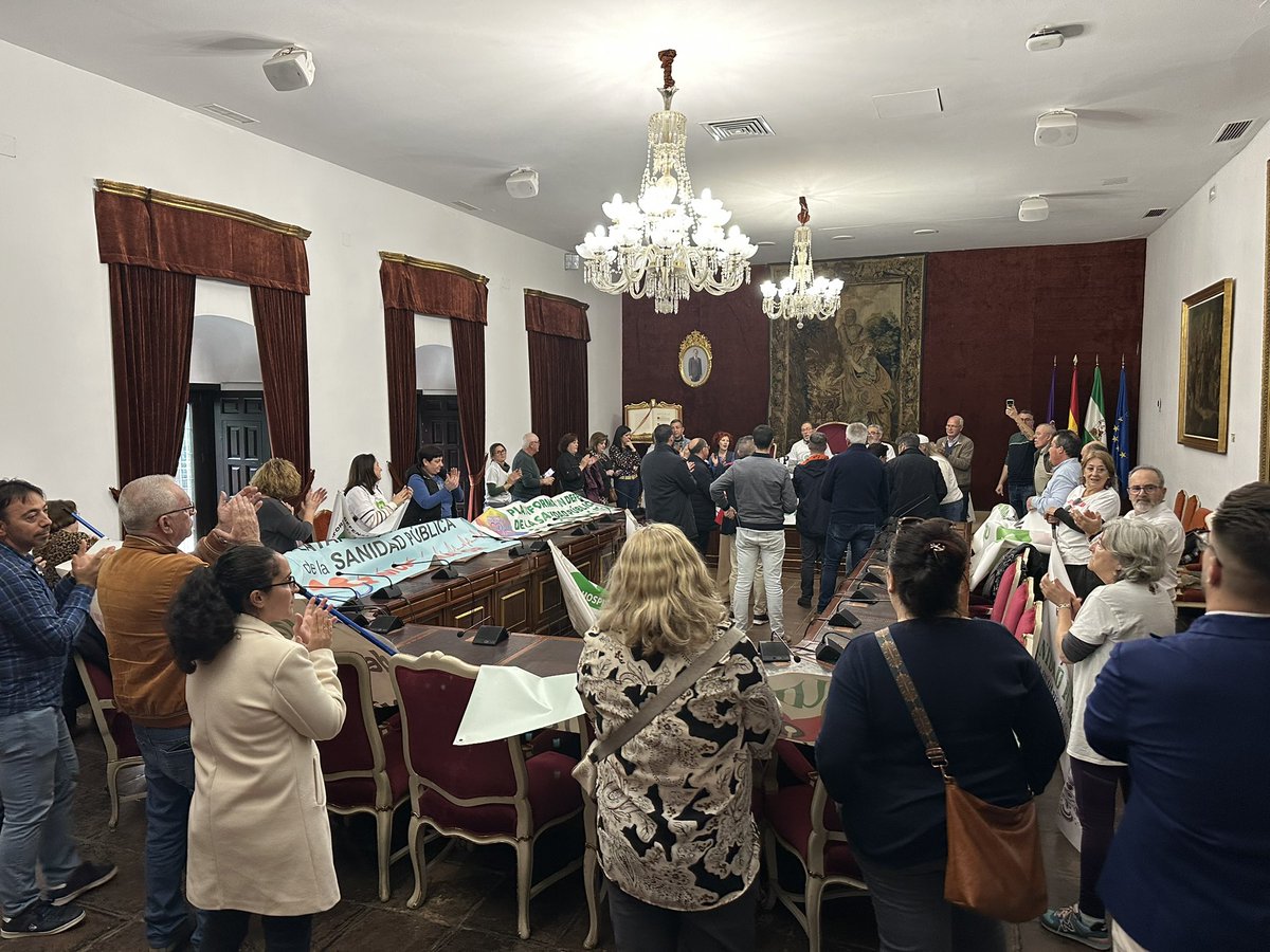 IUCordoba's tweet photo. Nuestras alcaldías y concejales/as de la zona Sur de Córdoba han estado encerrados en la Diputación junto a plataformas por la #sanidadpública💪

¡+10 días para cita médica y +60.000 personas en lista de espera! 😡

Exigimos al gobierno andaluz del PP respuestas YA 🏥📢 https://t.co/RxxAItvtdw
