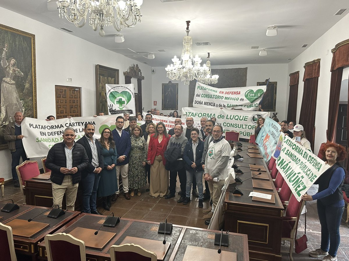 IUCordoba's tweet photo. Nuestras alcaldías y concejales/as de la zona Sur de Córdoba han estado encerrados en la Diputación junto a plataformas por la #sanidadpública💪

¡+10 días para cita médica y +60.000 personas en lista de espera! 😡

Exigimos al gobierno andaluz del PP respuestas YA 🏥📢 https://t.co/RxxAItvtdw