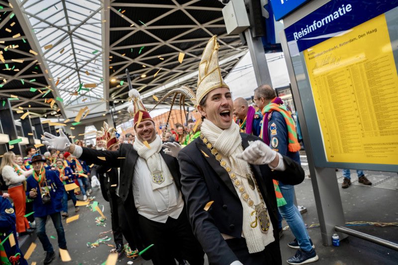 NS wil dat carnaval voor iedereen gezellig en veilig verloopt en neemt daarom op verschillende stations maatregelen. Zo gaan we op de stations ’s-Hertogenbosch en Breda de vele polonaises in goede banen leiden, zodat ze niet vastlopen. nieuws.ns.nl/carnaval-pins-…