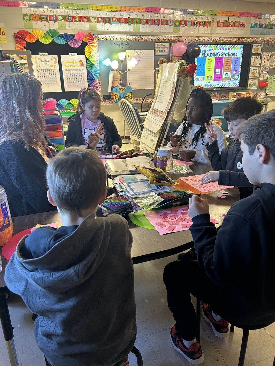 afielder76's tweet photo. Such powerful encoding and decoding lessons across K-2 @MunfordElem. All students are engaged and excited to show their teachers what they know. #WorkingOnMyRoar @VArmbrester @jbradford2nd @JulieHCampbell https://t.co/p86BbUBOSm