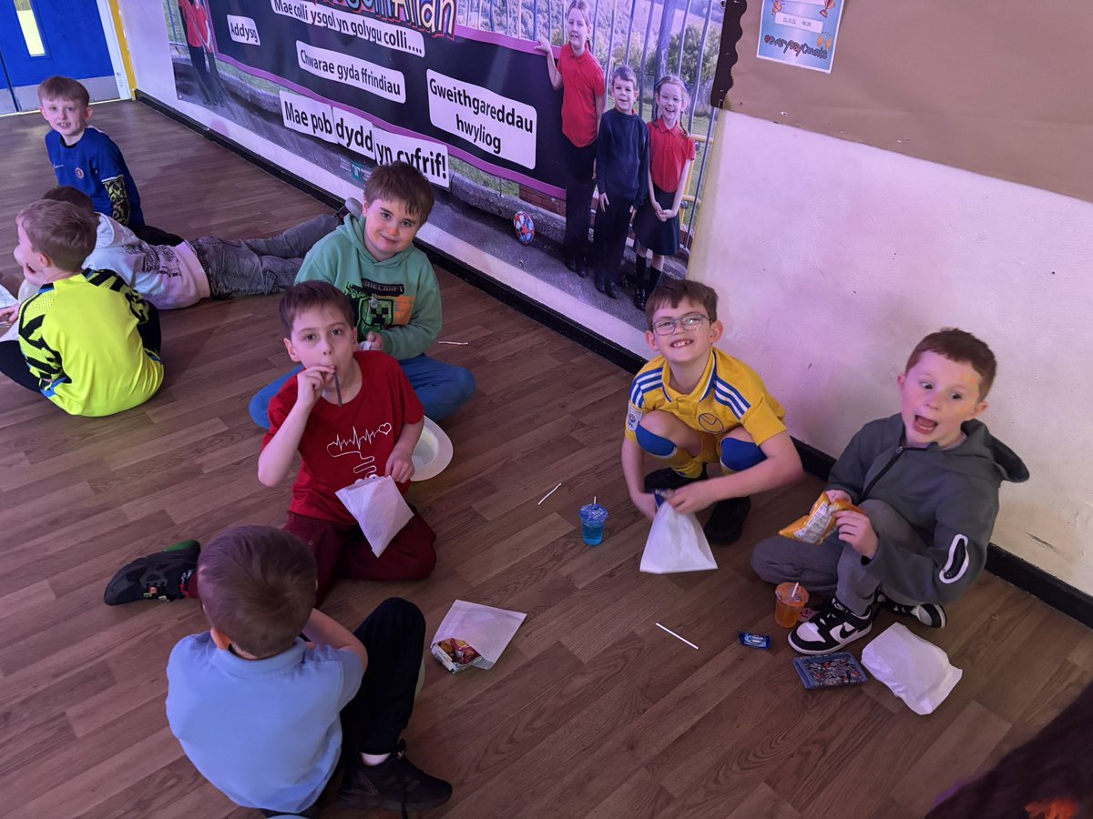 Griff_EThomas's tweet photo. We had lots of fun today in our neon sponsored danceathon organised by FOGS. Diolch FOGS!🎉🩷@Griff_HEAD (3) https://t.co/fDdzxYalR6