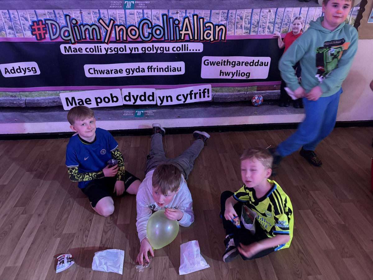 Griff_EThomas's tweet photo. We had lots of fun today in our neon sponsored danceathon organised by FOGS. Diolch FOGS!🎉🩷@Griff_HEAD (3) https://t.co/fDdzxYalR6