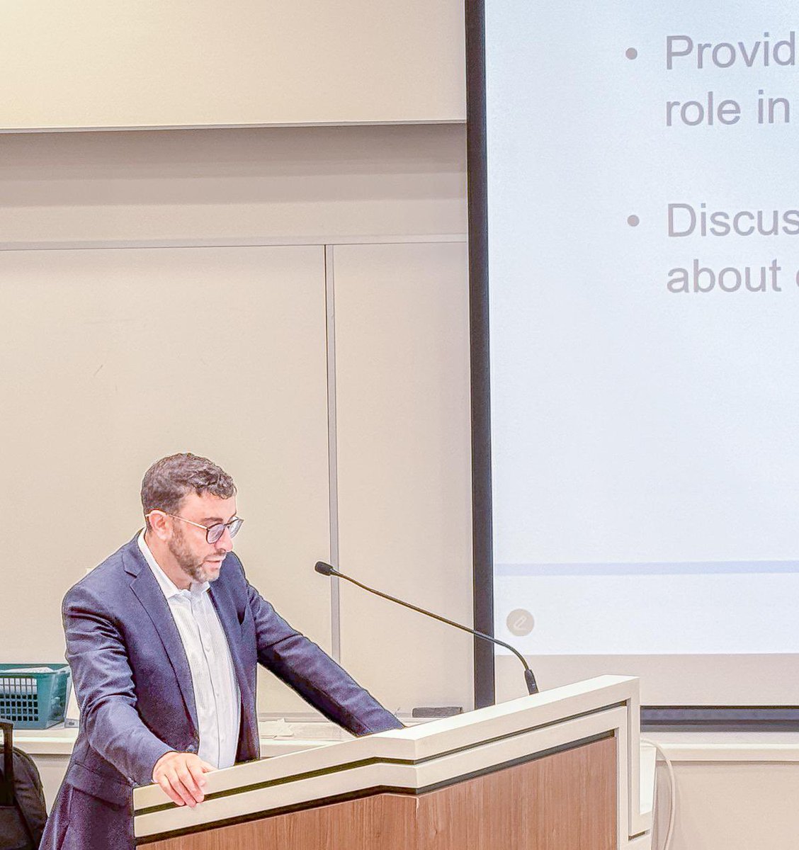 ⏱️Happening now: Dr. Hakimi delivering City-Wide Rounds on 'Envolving Role of Cytoreductive Nephrectomy in the Era of Checkpoint Inhibitor Therapy.' #MenkesLecture