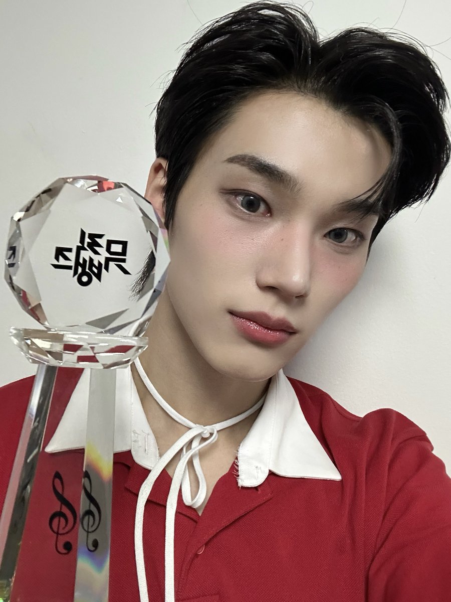 EVNNE_official's tweet photo. 엔브~ 이번 해 첫 1위야!!
이븐이랑 엔브 같이 열심히 해온 결과물인 것 같아:)
매번 이렇게 감동주는 선물 줘서 너무 고마워요
앞으로 더 열심히 무대 위에서 빛나는 아티스트가 될게요🥹
너무너무 감사합니다~  사랑해 엔브💙

#EVNNE #이븐 #박한빈 #PARKHANBIN https://t.co/9IY1BwQkwi