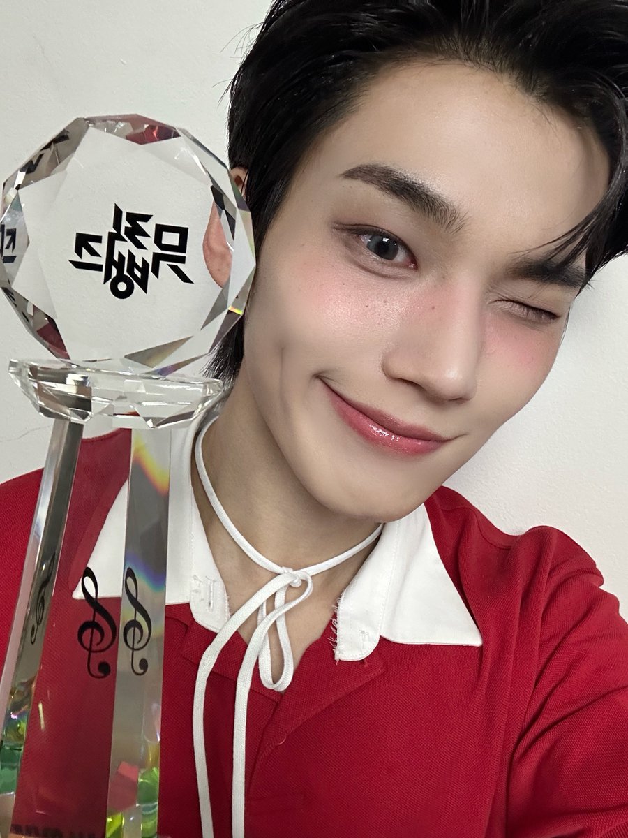 EVNNE_official's tweet photo. 엔브~ 이번 해 첫 1위야!!
이븐이랑 엔브 같이 열심히 해온 결과물인 것 같아:)
매번 이렇게 감동주는 선물 줘서 너무 고마워요
앞으로 더 열심히 무대 위에서 빛나는 아티스트가 될게요🥹
너무너무 감사합니다~  사랑해 엔브💙

#EVNNE #이븐 #박한빈 #PARKHANBIN https://t.co/9IY1BwQkwi