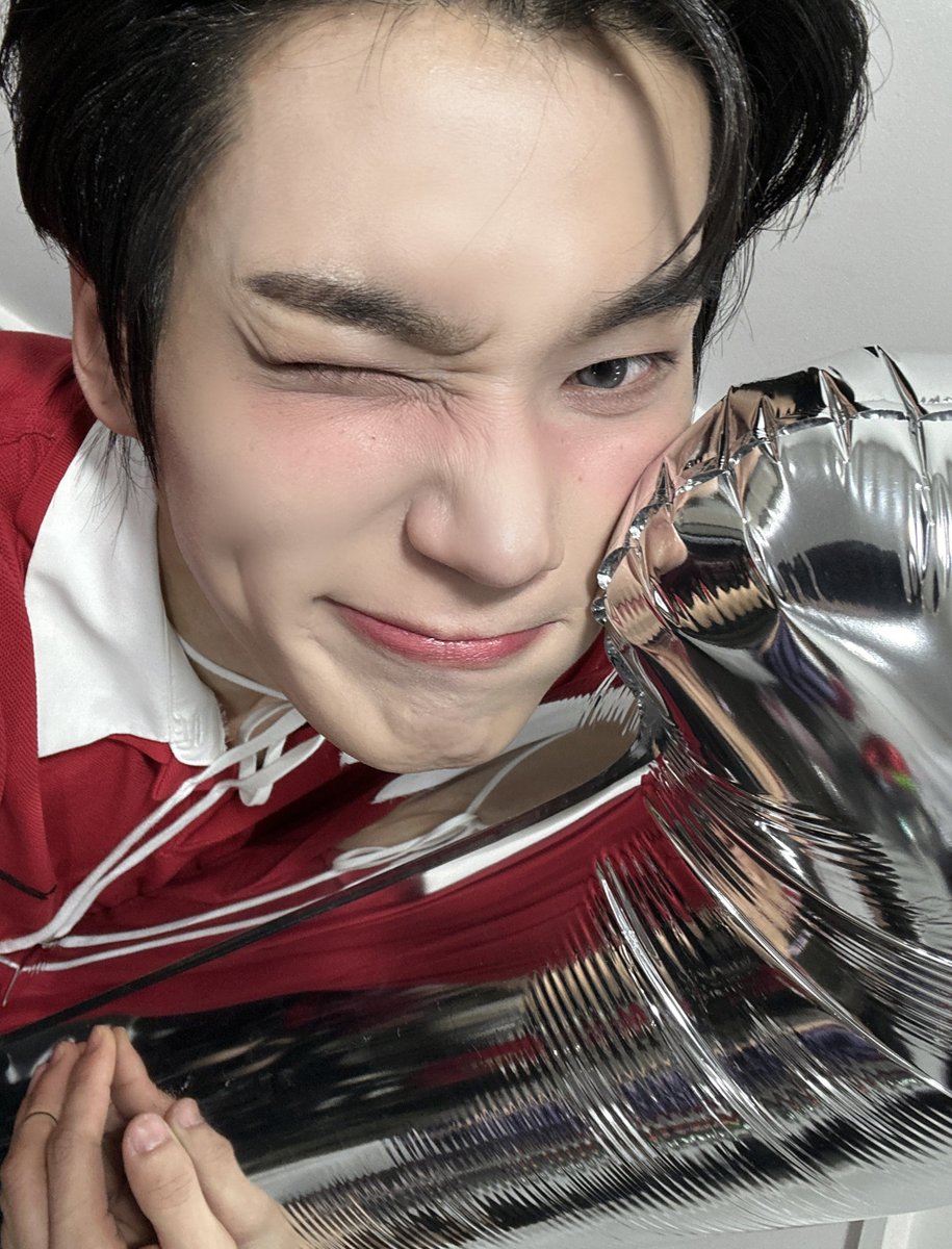 EVNNE_official's tweet photo. 엔브~ 이번 해 첫 1위야!!
이븐이랑 엔브 같이 열심히 해온 결과물인 것 같아:)
매번 이렇게 감동주는 선물 줘서 너무 고마워요
앞으로 더 열심히 무대 위에서 빛나는 아티스트가 될게요🥹
너무너무 감사합니다~  사랑해 엔브💙

#EVNNE #이븐 #박한빈 #PARKHANBIN https://t.co/9IY1BwQkwi