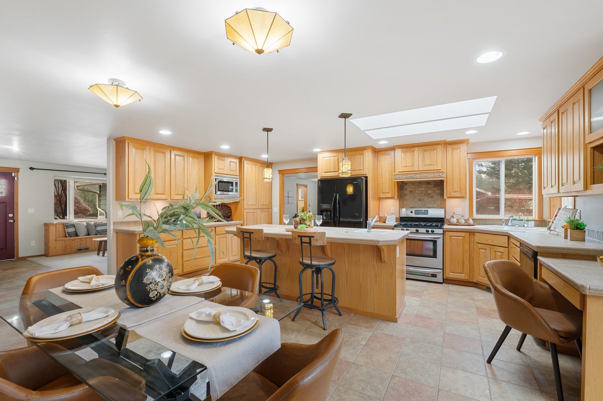 RhondaMMorton's tweet photo. Just Listed Kirkland Charmer! Fantastic Location, updated, amazing re-done kitchen and primary en suite,  https://t.co/1IAD74uAnY Open House 2/22 ~ 1-3 https://t.co/CnQlhZH01v