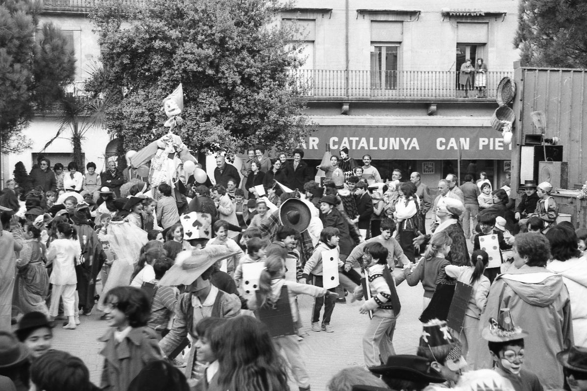 Compte amb la guàrdia sueca!!

Avui que s'estrena la Barrila, és un bon moment per recordar el carnaval infantil de 1985.

🎉Llarga vida a la Barrila i al <a href="/Carnavaltorello/">Carnaval de Torelló</a> 

[📸 Carnaval infantil 1985. Autor: À. Marginedas. Fons Àngel Marginedas - Setmanari Torelló. AMT]